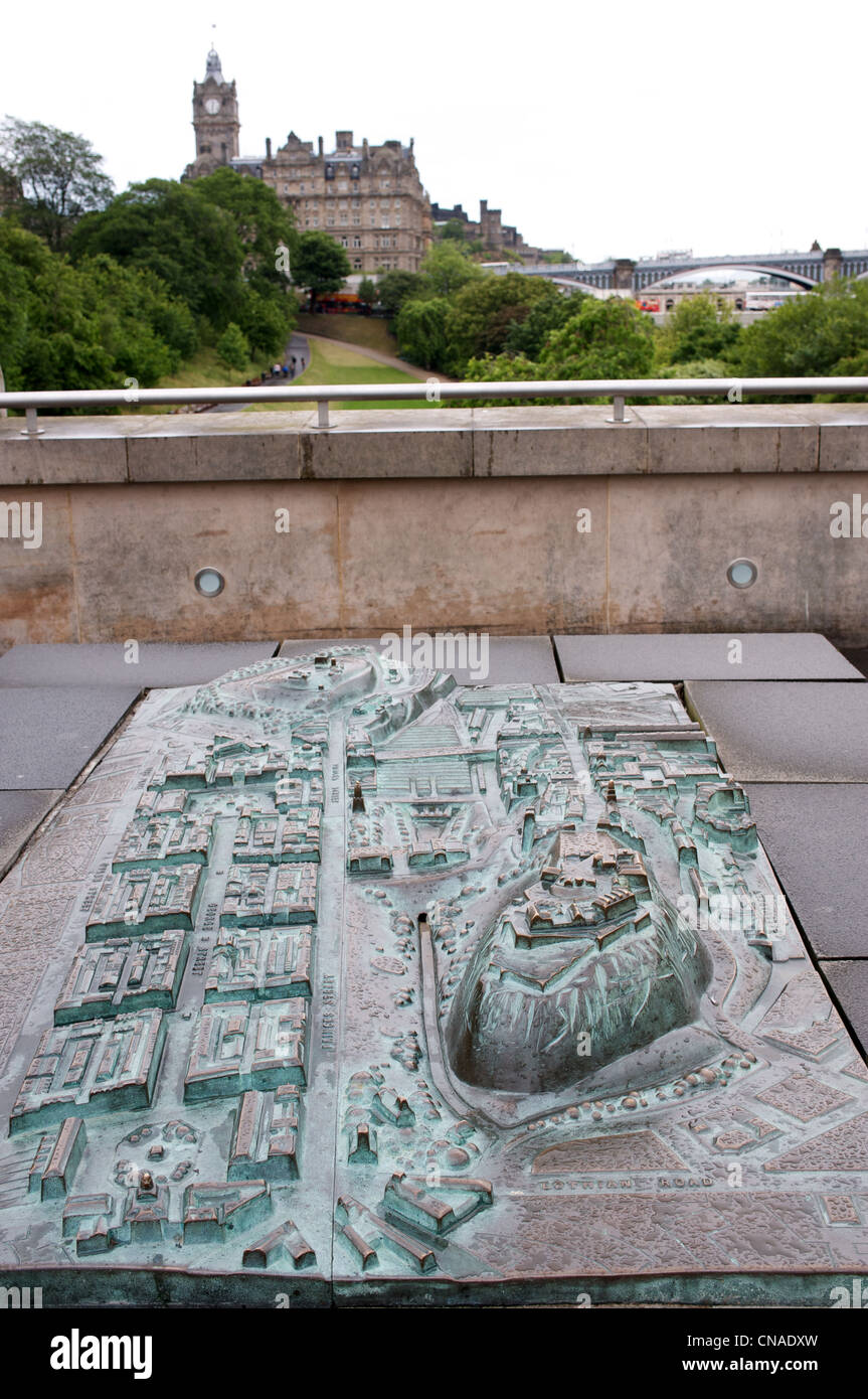 Carte du relief en bronze Edinburgh Scotland UK Banque D'Images