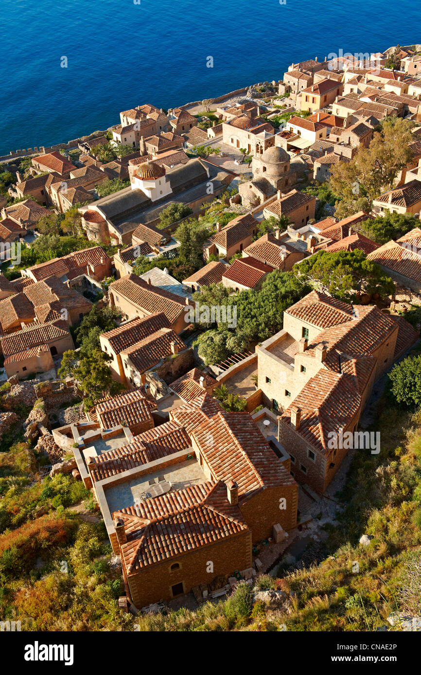 Vue aérienne de Monemvasia ( Μονεμβασία ) l'île byzantine ville-château avec acropole sur le plateau. Péloponnèse, Grèce Banque D'Images