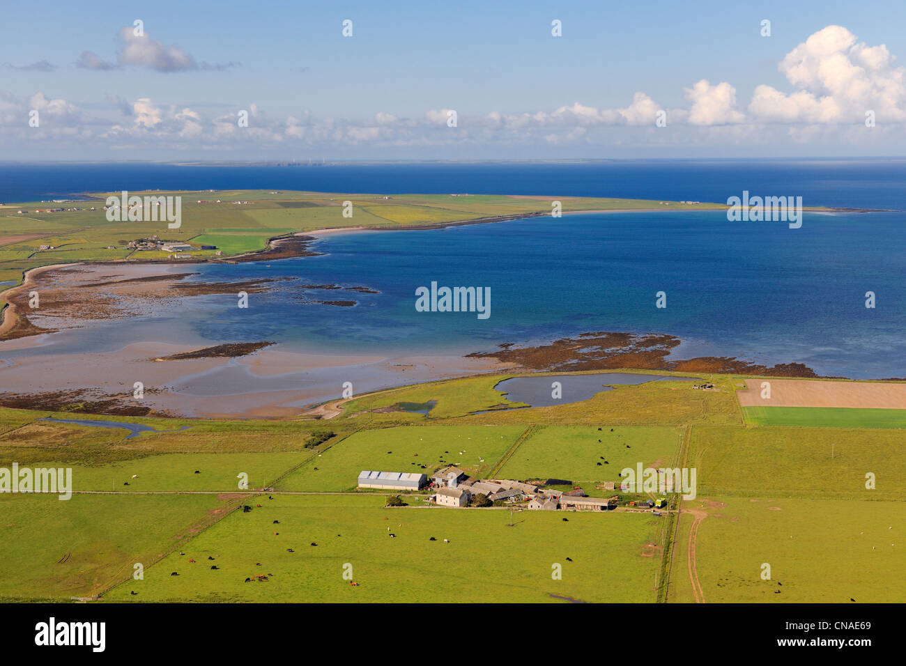 Royaume-uni, Ecosse, Orkney Islands, Île continentale, les champs et les fermes dispersées le long de la Deer Sound (vue aérienne) Banque D'Images