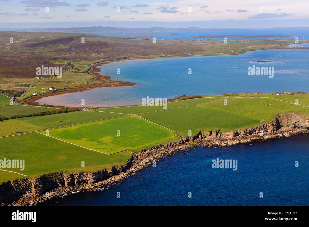 Royaume-uni, Ecosse, îles Orcades, champs et fermes dispersées sur le sud de l'île de Hoy en face de Scapa Flow Banque D'Images