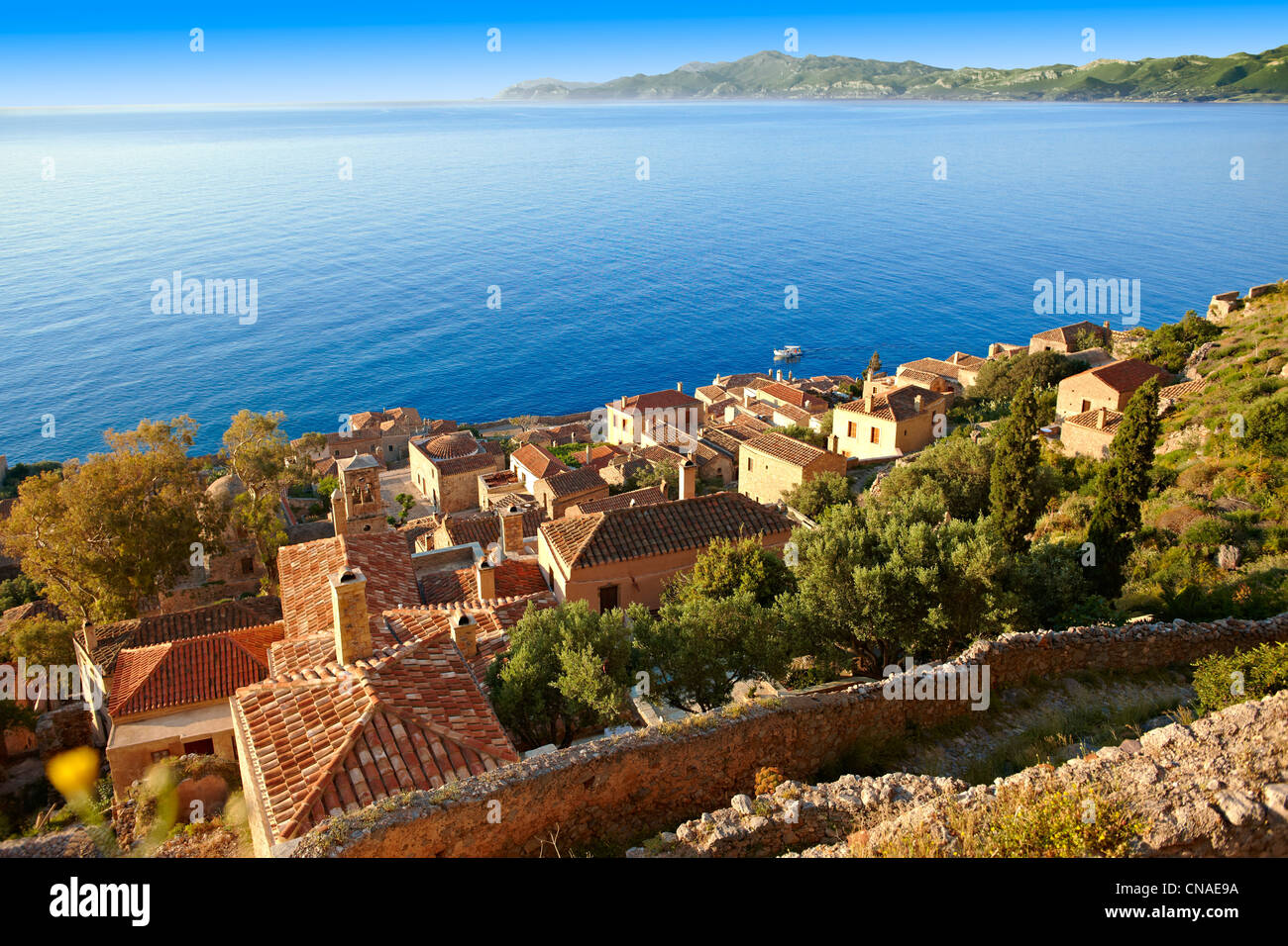 Vue aérienne de Monemvasia ( Μονεμβασία ) l'île byzantine ville-château avec acropole sur le plateau. Péloponnèse, Grèce Banque D'Images