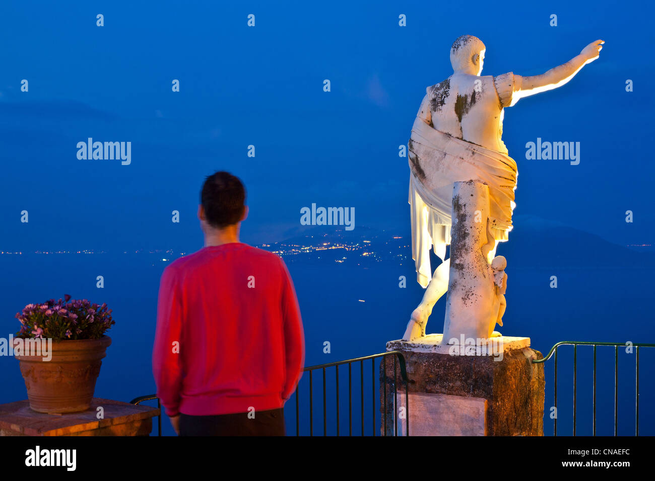 L'Italie, Campanie, Golfe de Naples, Capri, Capri, la terrasse de l'hôtel Caesar Augustus, statue de César Auguste, Naples et Banque D'Images