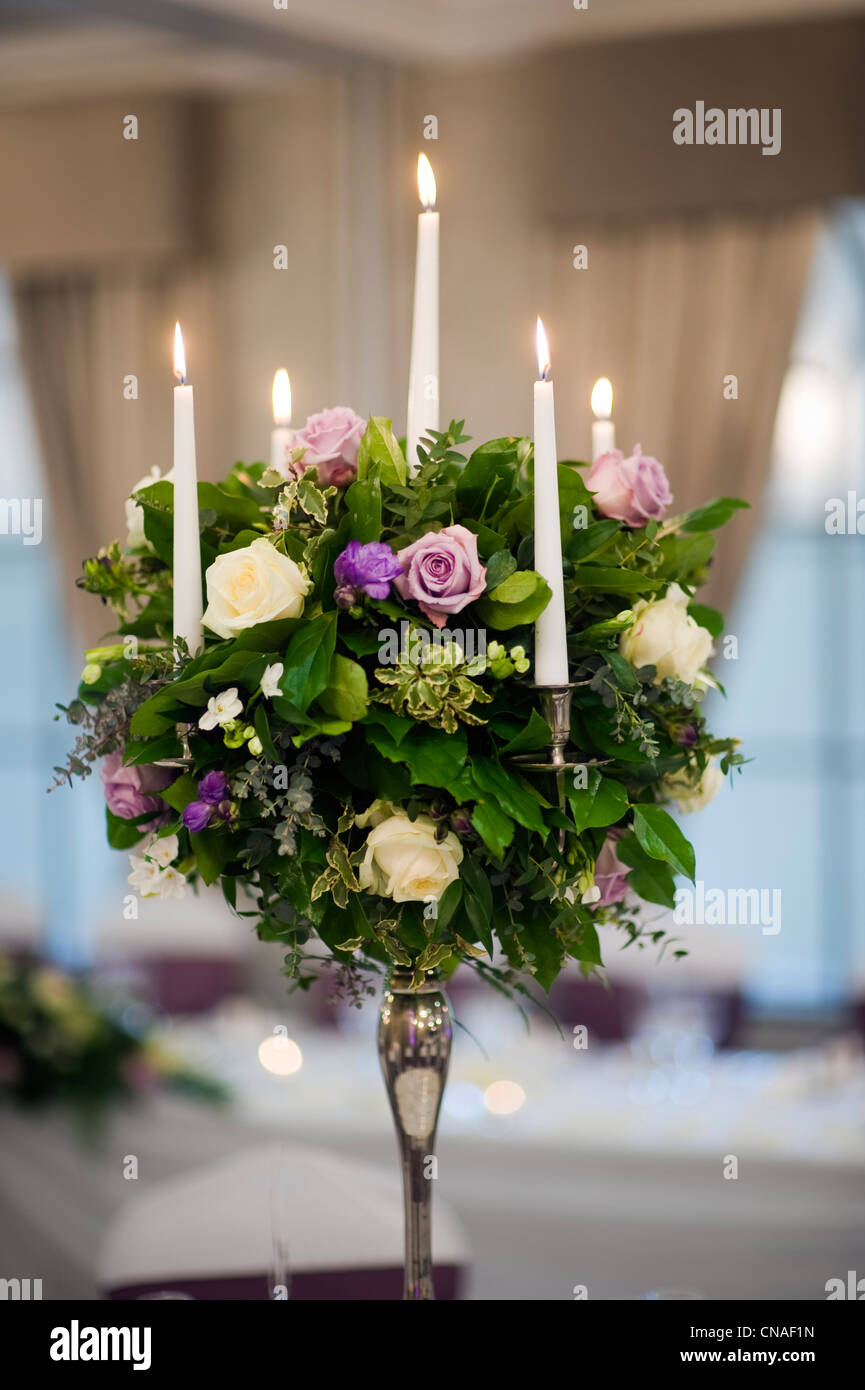 Une pièce maîtresse de table (centre de table) de fleurs'' à un mariage Banque D'Images