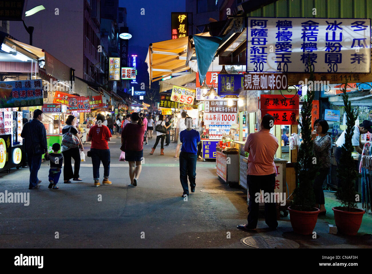 Des stands de nourriture dans la nuit dans la rue main Itashao, Sun Moon Lake, Taiwan. JMH5888 Banque D'Images