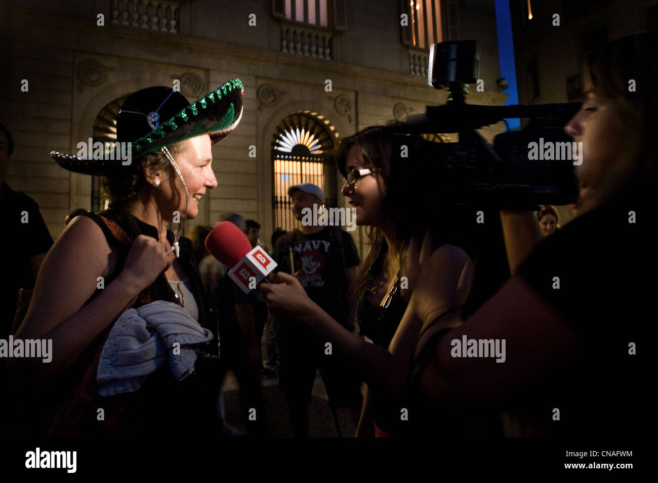 Femme mexicaine avec un chapeau mexicain typique de base d'une interview  télévisée à Barcelone, Espagne Photo Stock - Alamy