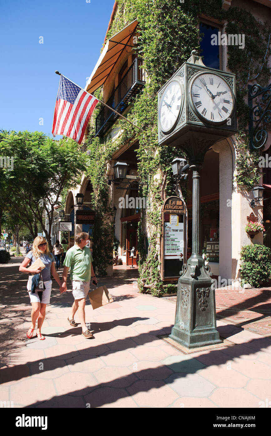 United States, California, Santa Barbara, les gens se promener sur la State Street Banque D'Images