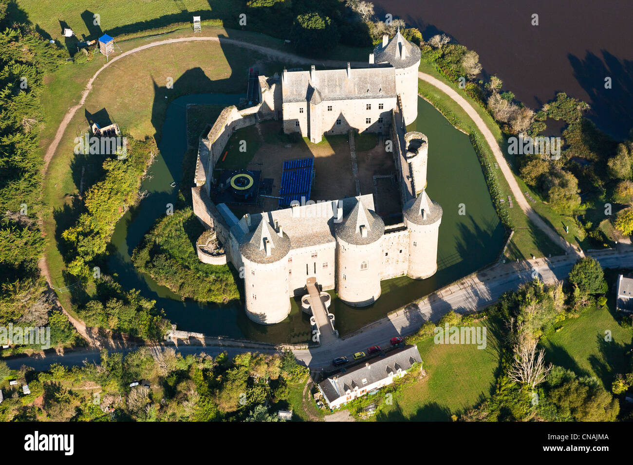 France, Morbihan, presqu'île de Rhuys, Sarzeau, Le Château de Suscinio (vue aérienne) Banque D'Images