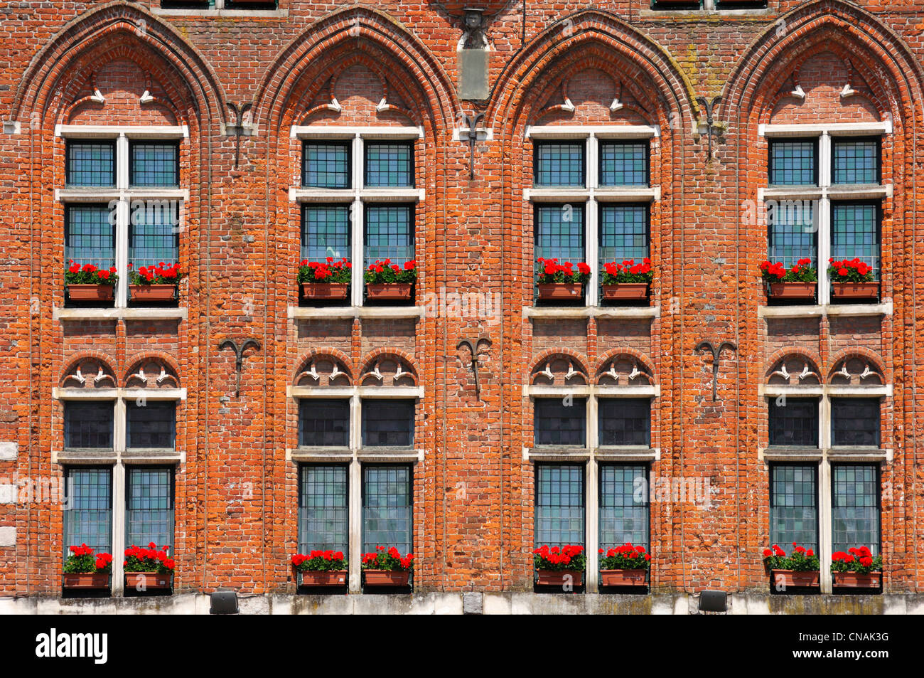 La France, Pas de Calais, Arras, Grand Place, façade en briques rouges de l'Hôtel Les Trois Luppars la plus ancienne maison à Arras construite en Banque D'Images