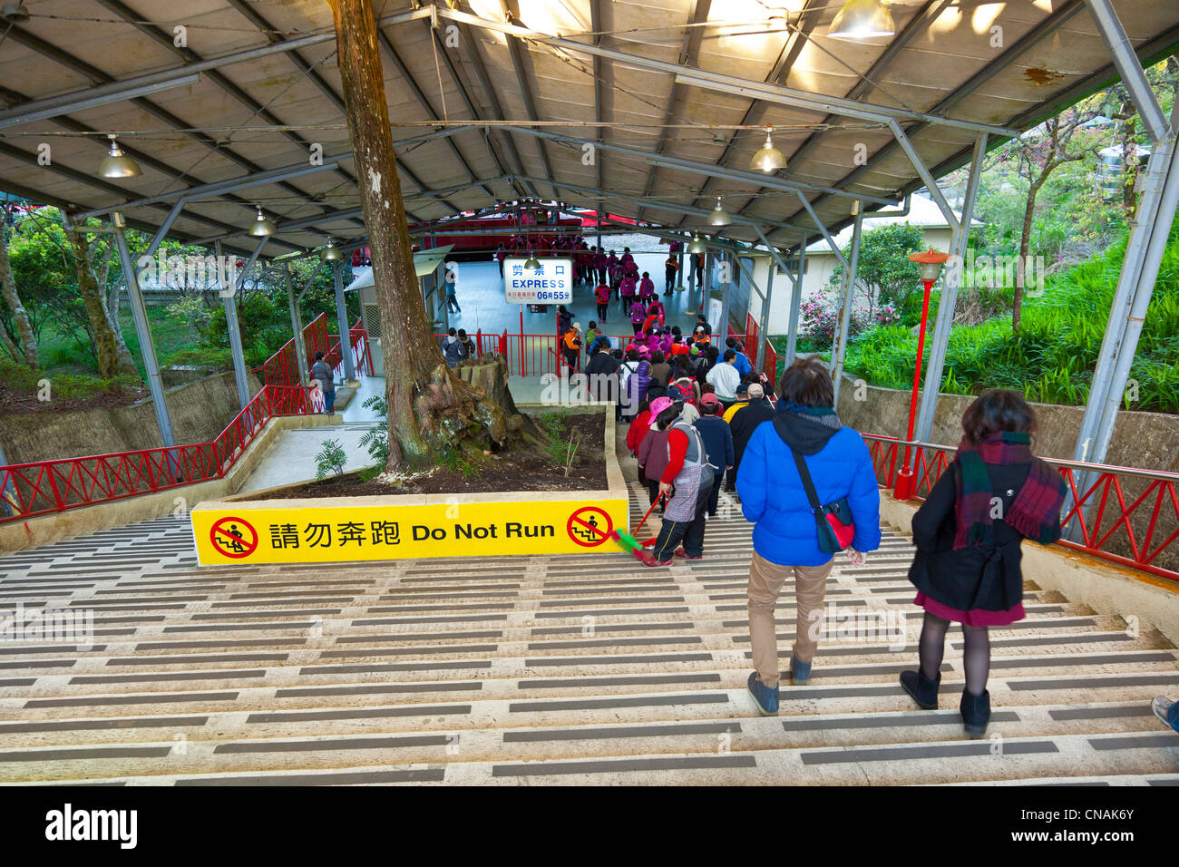 Les touristes en ordre décroissant de la plate-forme de la gare de forêt Alishan après le lever du soleil une visualisation à Chushan près de Alishan Taiwan. JMH5932 Banque D'Images
