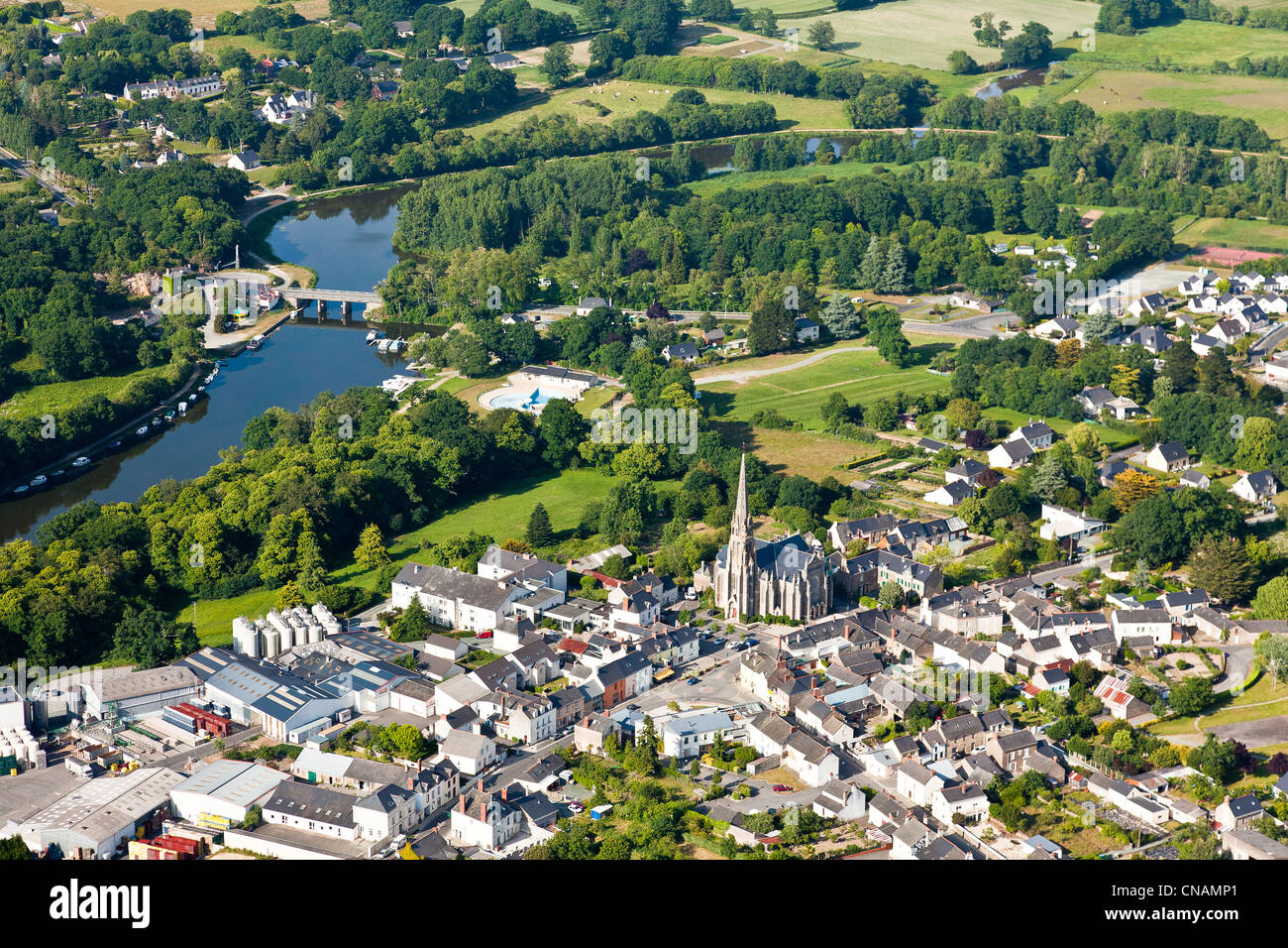 France, LoireAtlantique, Guenrouet, le village et le canal de Nantes à