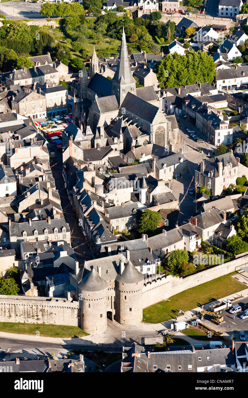 France, Loire-Atlantique, Guérande, la porte Saint-Michel (1440-1450) est l'entrée principale de la cité médiévale (Photographie aérienne) Banque D'Images