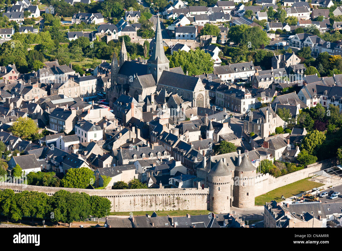 France, Loire-Atlantique, Guérande, la porte Saint-Michel (1440-1450) est l'entrée principale de la cité médiévale (Photographie aérienne) Banque D'Images