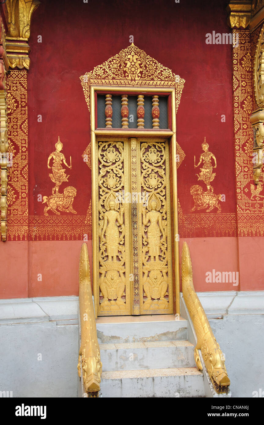 Porte sculptée guilded à Wat Vatsensoukharam Nokeokoumane, Rue, Luang Prabang, Laos, Luang Prabang Province Banque D'Images