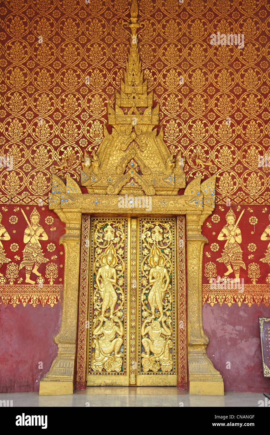 Porte sculptée guilded à Wat Vatsensoukharam Nokeokoumane, Rue, Luang Prabang, Laos, Luang Prabang Province Banque D'Images