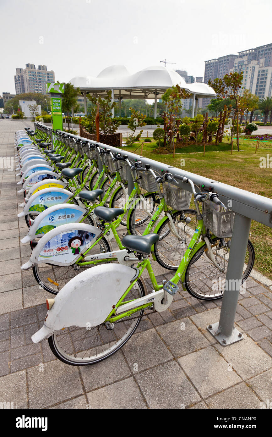 Location de vélos publics de Kaohsiung à côté de la station de métro la station de métro ou à Kaohsiung Taiwan. JMH5964 Banque D'Images