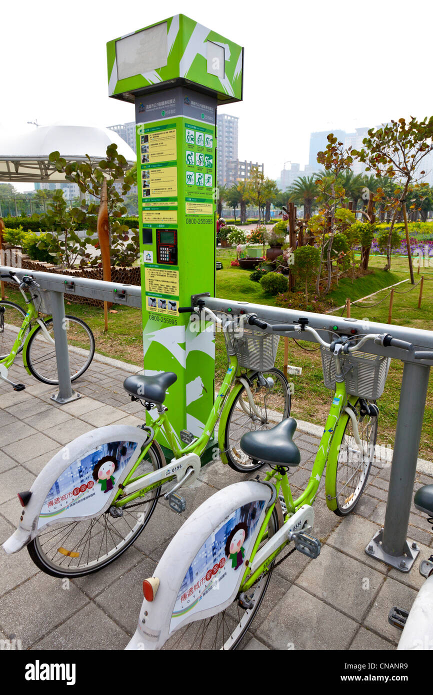 Location de vélos publics de Kaohsiung à côté de la station de métro la station de métro ou à Kaohsiung Taiwan. JMH5965 Banque D'Images
