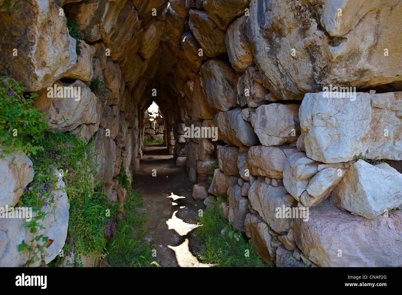 L'ancienne arche en encorbellement tunnel sous l'acropole de Tirynthe ( Τίρυνς ou Τίρυνθα) site archéologique de la ville mycénienne, Grèce Banque D'Images