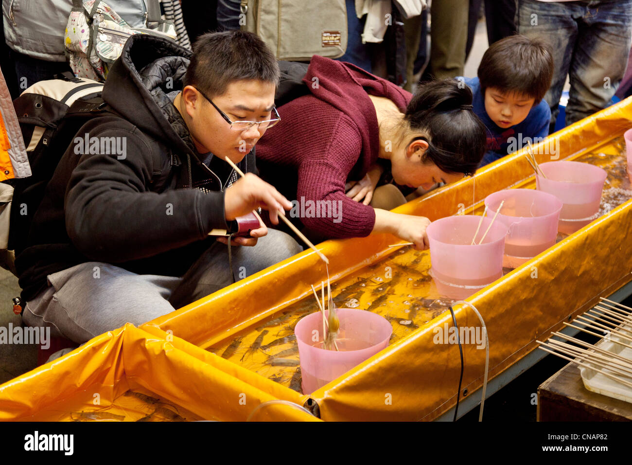 La pêche de l'écrevisse manger au marché de nuit de Shilin Taipei Taiwan. JMH5979 Banque D'Images