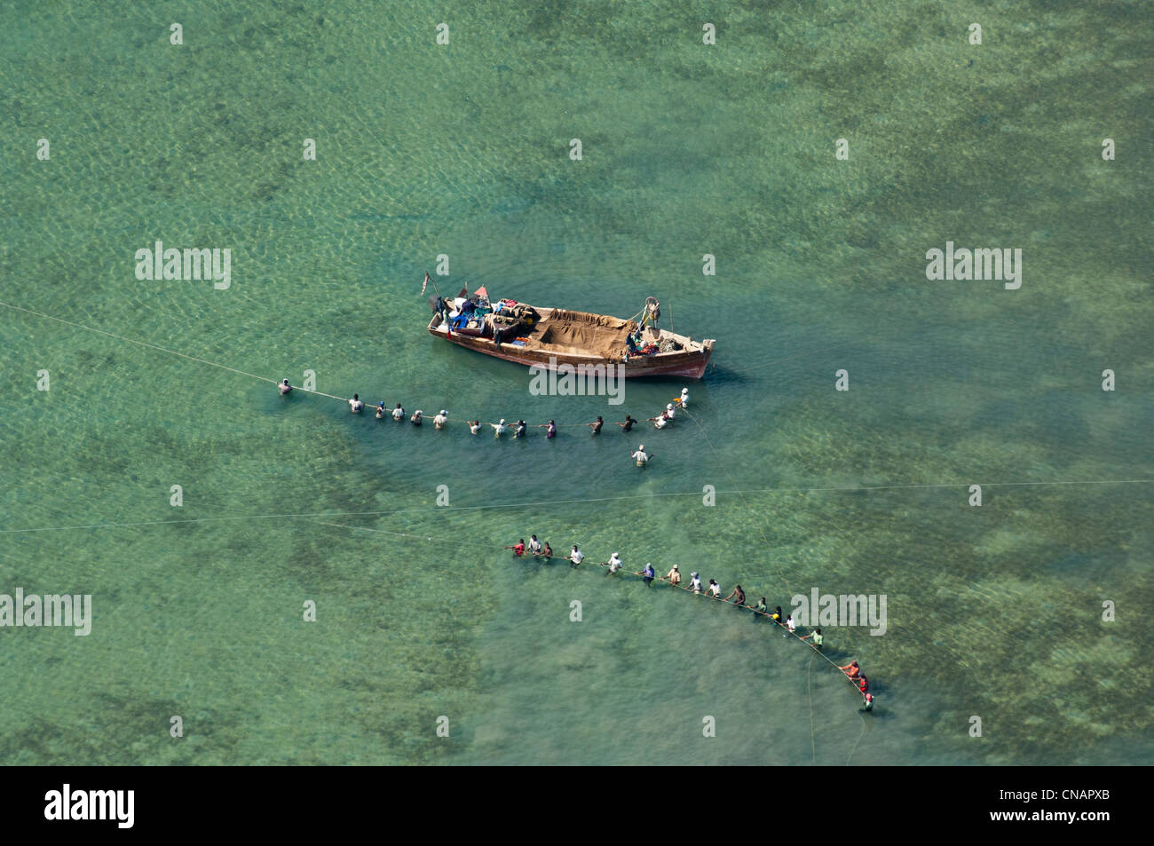 Les pêcheurs la pêche au large de la côte de Bagamoyo, vue aérienne, Pwani Region, Tanzanie Banque D'Images