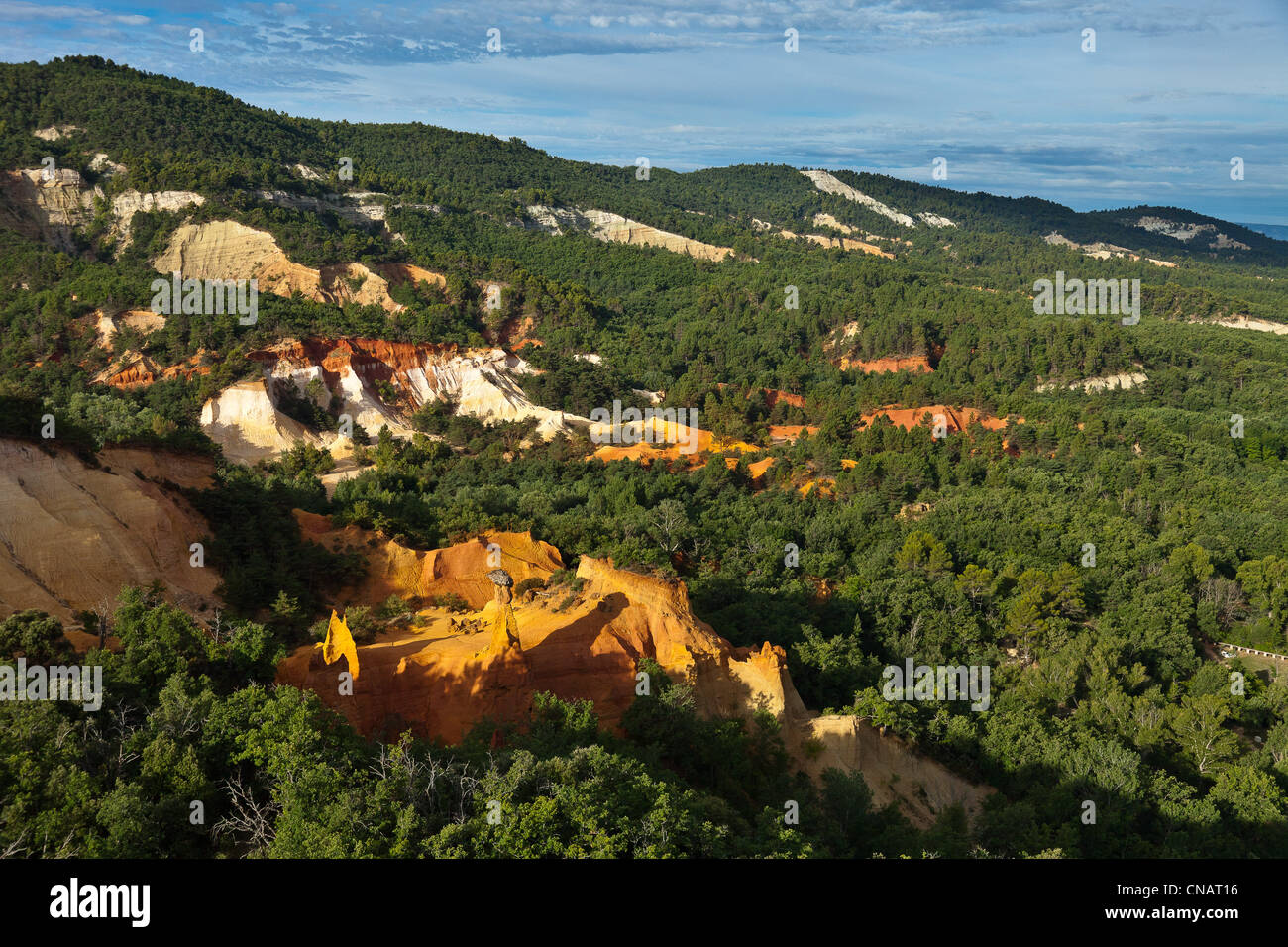 La France, Vaucluse, Rustrel, Colorado Provençal, ancienne carrières d'ocre (vue aérienne) Banque D'Images