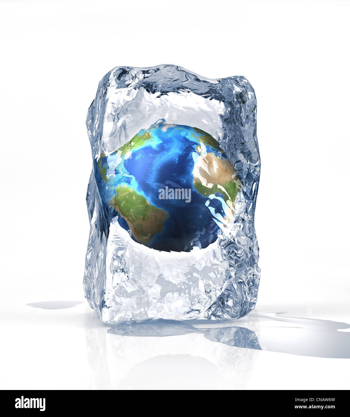 Terre globe dans une brique de glace debout sur une surface blanche, avec de l'eau extérieure. Sur fond blanc. Banque D'Images