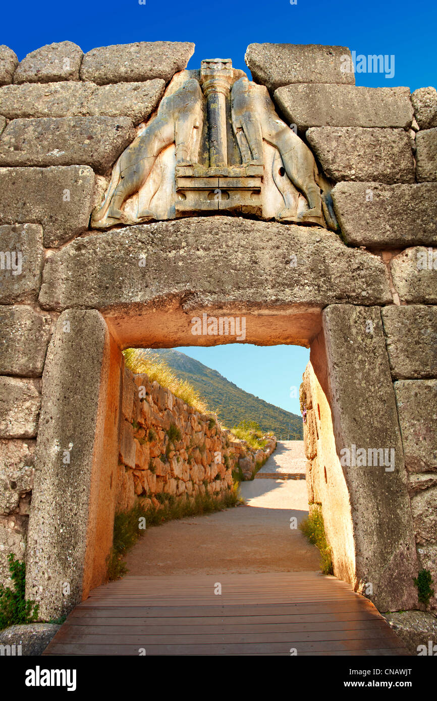 Mycènes Lion Gate et les murs de la citadelle construite en 1350 avant J.C. et ses murs style Cyclopéen en raison de la grande taille des blocs. Grèce Banque D'Images