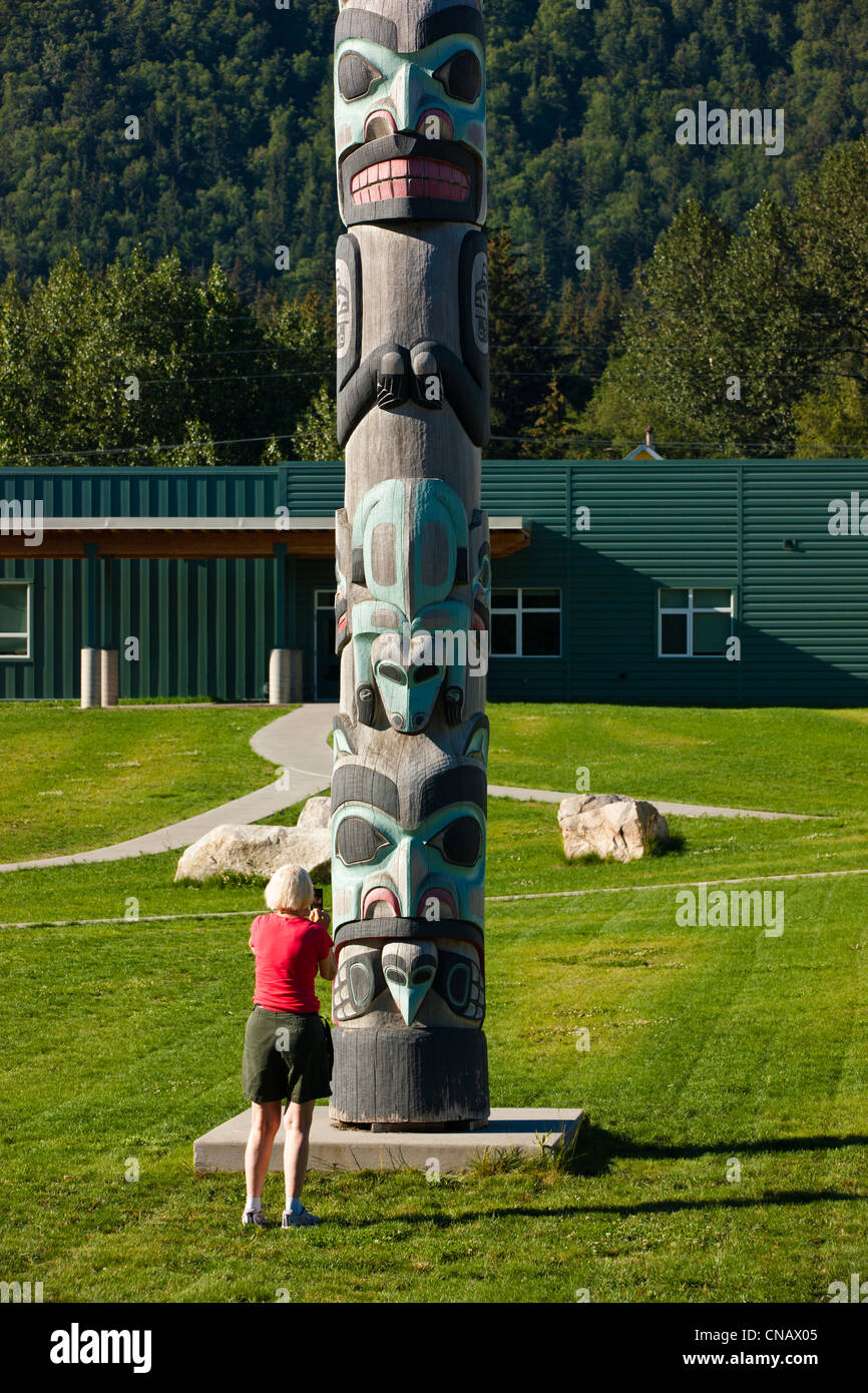 Prendre une photo d'touristiques les Tlinget Totem à l'école publique de Haines, sud-est de l'Alaska, l'été Banque D'Images