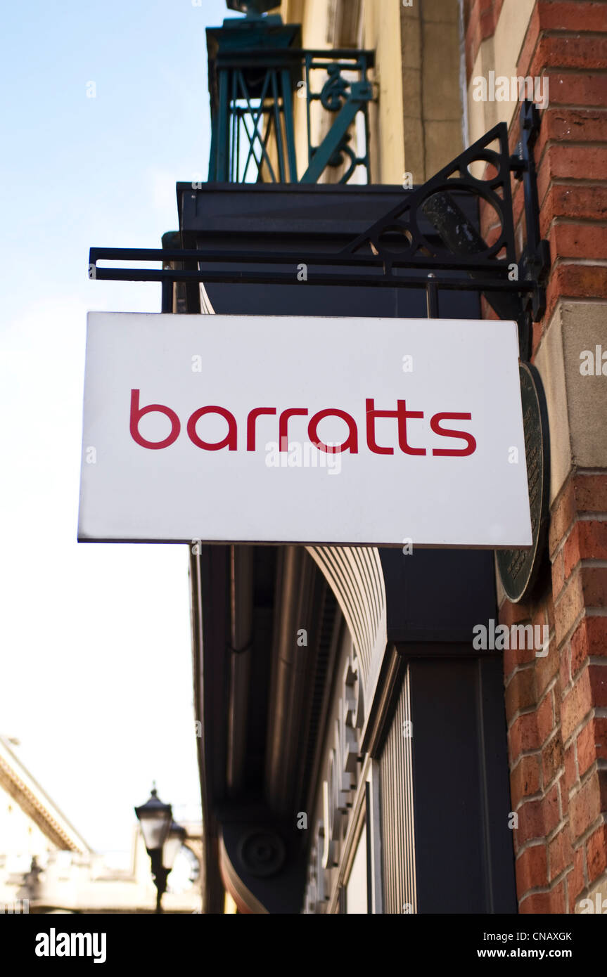 Un magasin de chaussures Barratts signe, UK Banque D'Images