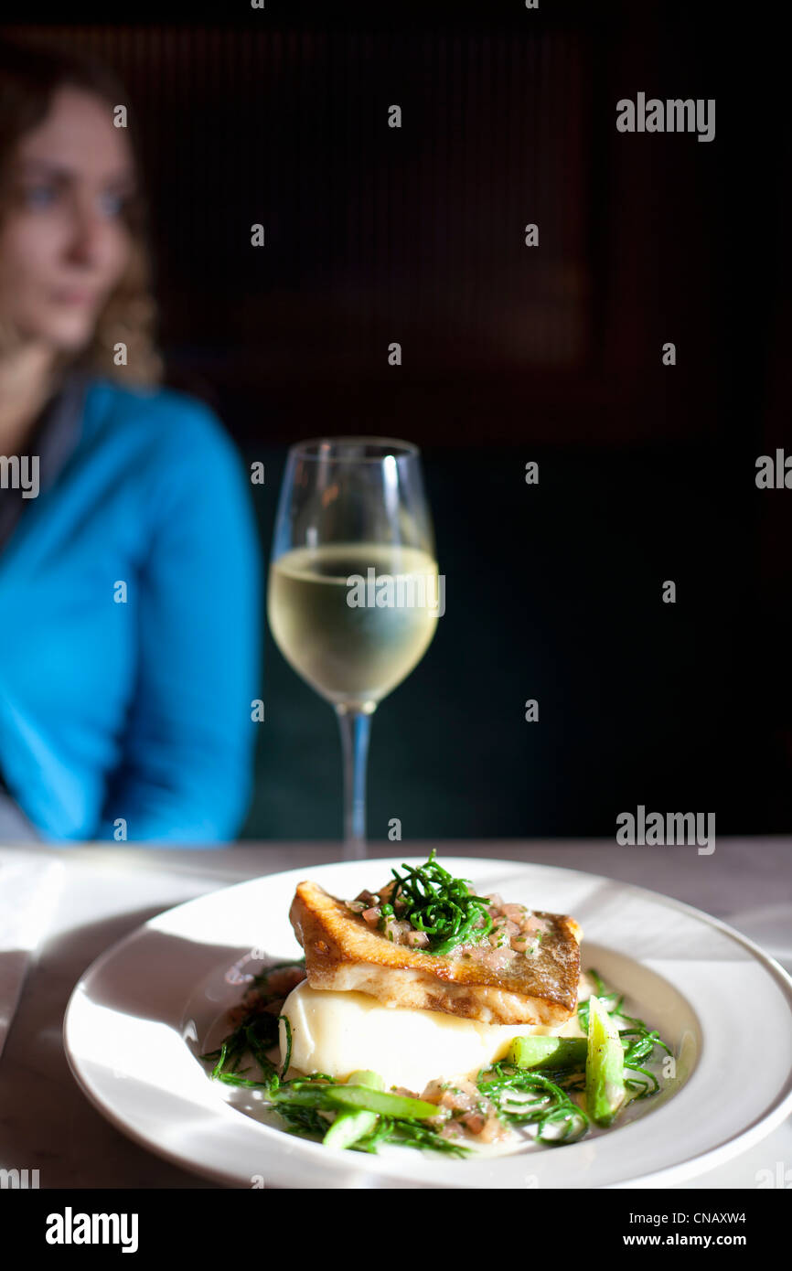 Assiette de nourriture sur la table de restaurant Banque D'Images