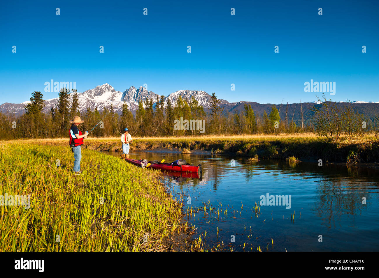 Père et sun kayak pour leur lapin à Slough dans la botte de Palmer Appartements Wildlife Refuge, Matanuska-Susitna Valley, Alaska Banque D'Images