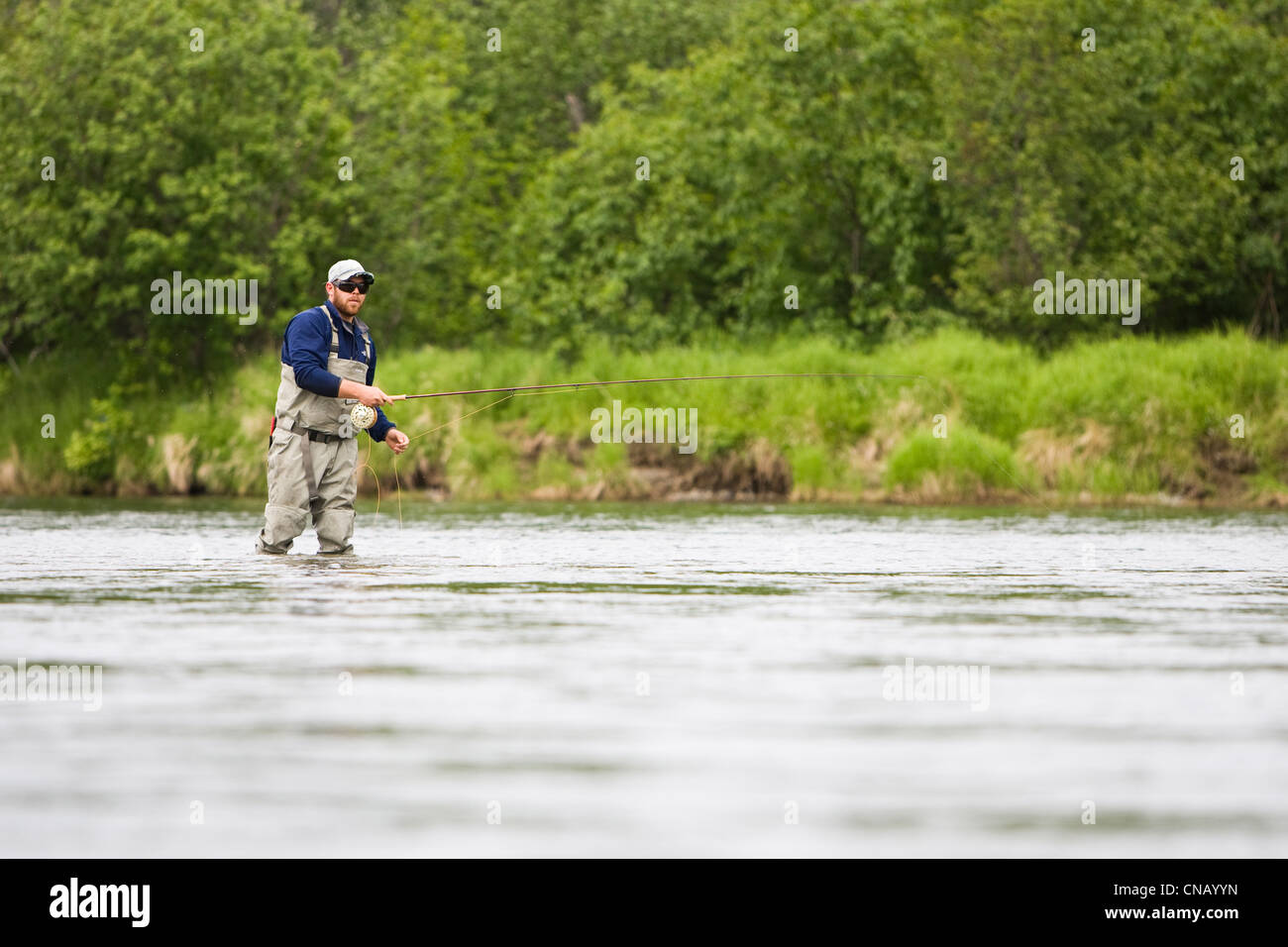 Un sportfisherman la pêche du saumon sur la rivière Mulchatna dans la région de Bristol Bay, sud-ouest de l'Alaska, l'été Banque D'Images