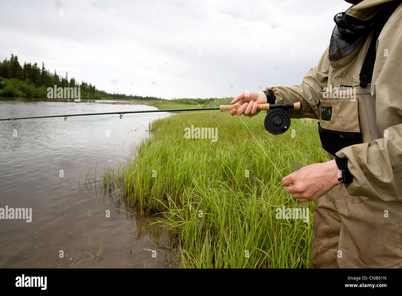 La pêche à la mouche La pêche du saumon sur la rivière Mulchatna dans la région de la baie de Bristol, sud-ouest de l'Alaska, l'été Banque D'Images