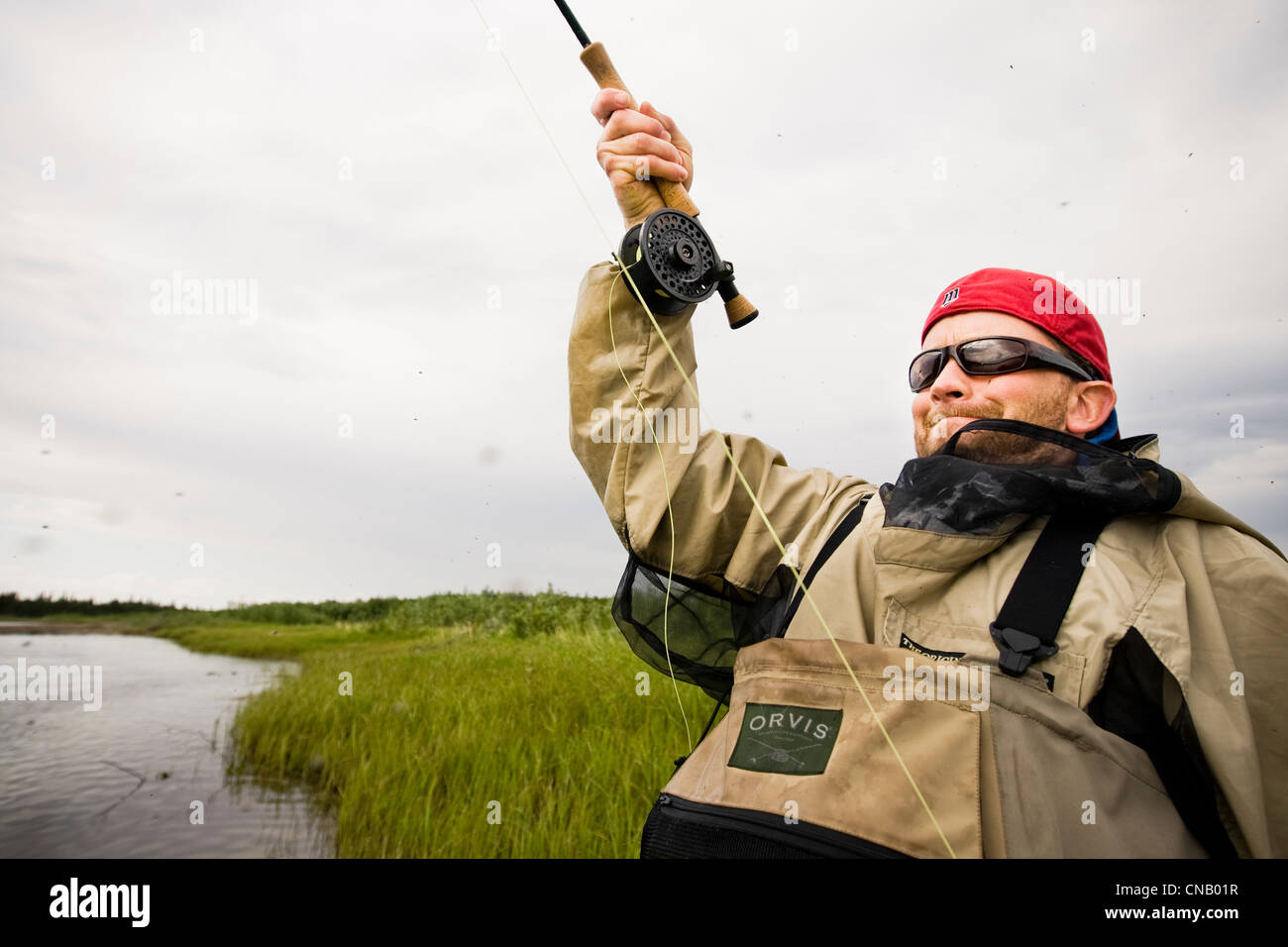 La pêche à la mouche La pêche du saumon sur la rivière Mulchatna dans la région de la baie de Bristol, sud-ouest de l'Alaska, l'été Banque D'Images
