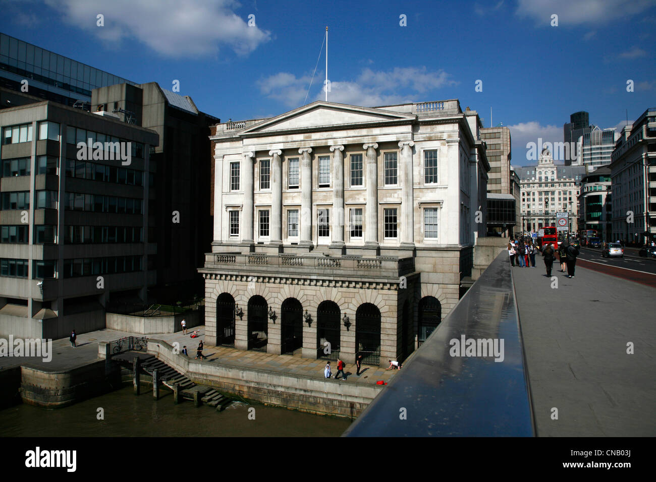 À la recherche sur le côté du pont de Londres pour les marchands de Hall, la ville de London, UK Banque D'Images