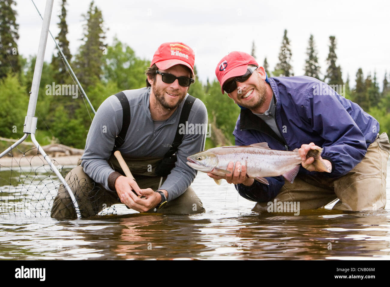 Deux pêcheurs à la mouche du saumon pêché leur attente, Koktuli River dans la région de la baie de Bristol, sud-ouest de l'Alaska, l'été Banque D'Images