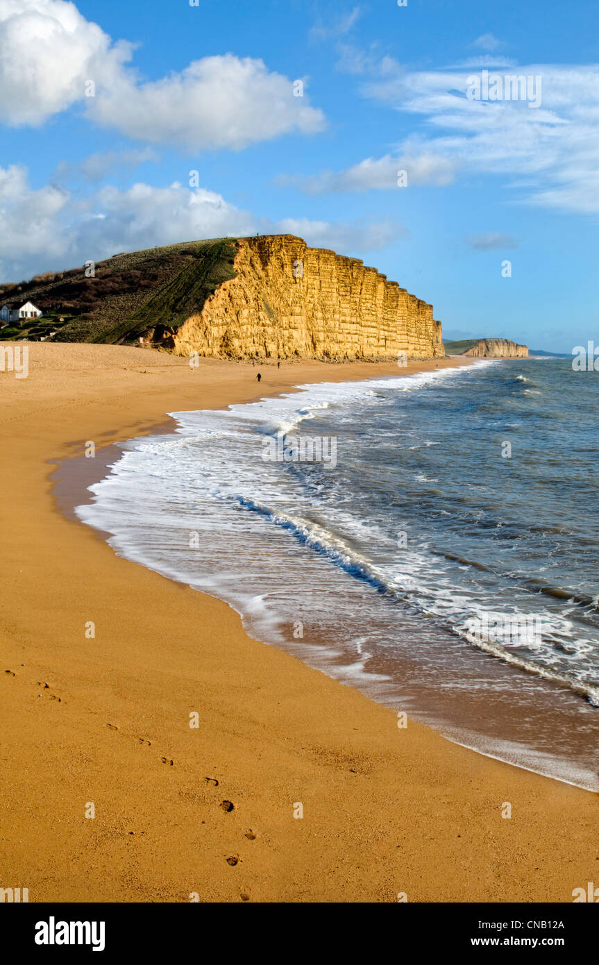 Falaises, plage et côte de West Bay, sur la côte jurassique dorset prises le jour de beau temps en hiver Banque D'Images