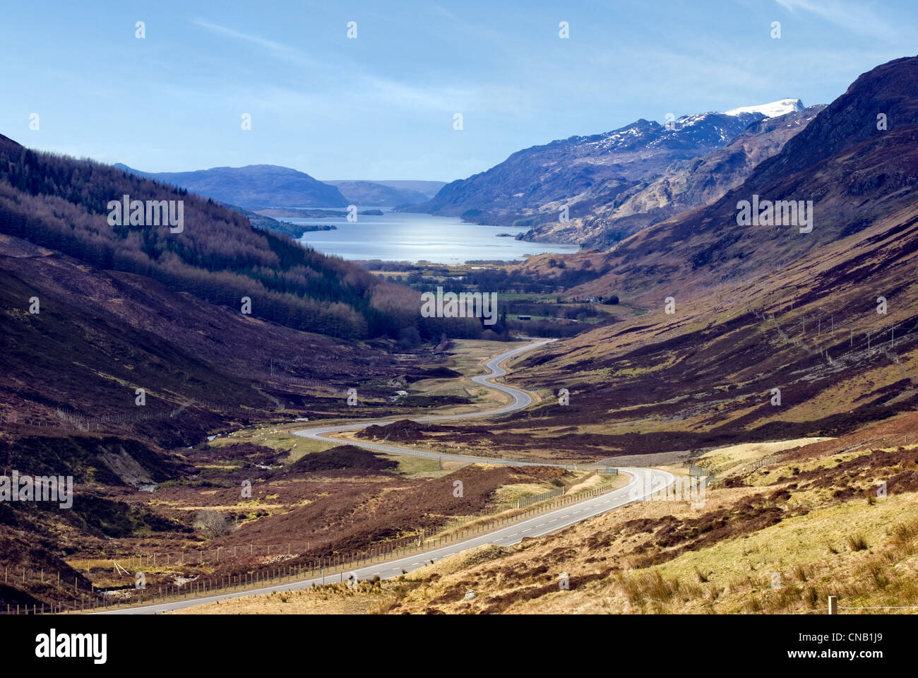 Magnifique point de vue sur le tortueux Bealach na Bà RD de l'A832 à Glen Docherty, Applecross Peninsula, Écosse. A Kinlochewe et Loch Maree Banque D'Images