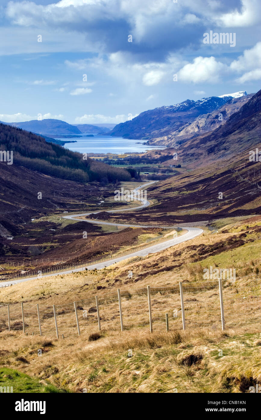 Magnifique point de vue sur le tortueux Bealach na Bà RD de l'A832 à Glen Docherty, Applecross Peninsula, Écosse. A Kinlochewe et Loch Maree Banque D'Images