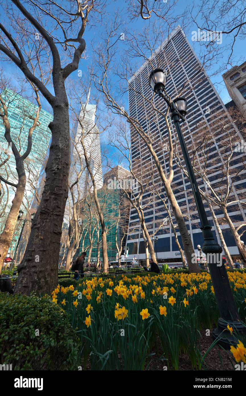 Voir des gratte-ciel de Manhattan de Bryant Park, New York City Banque D'Images