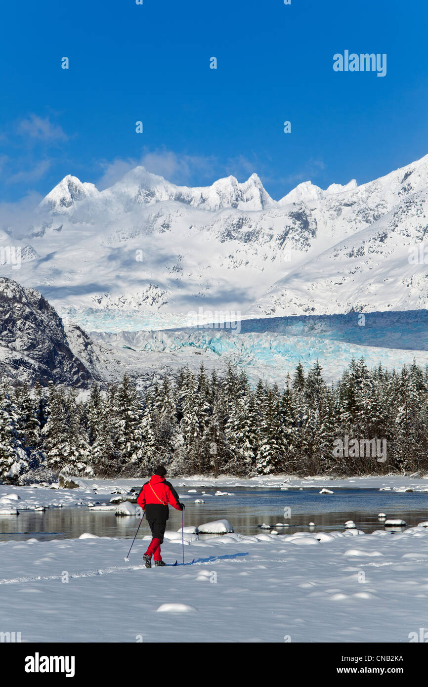 Personne ski de fond dans un paysage d'hiver à Mendenhall, rivière, forêt nationale de Tongass, Alaska Banque D'Images