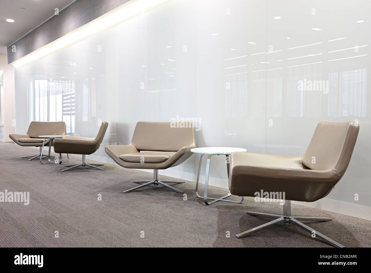 Mur de verre blanc chaises beige city office corridor Banque D'Images