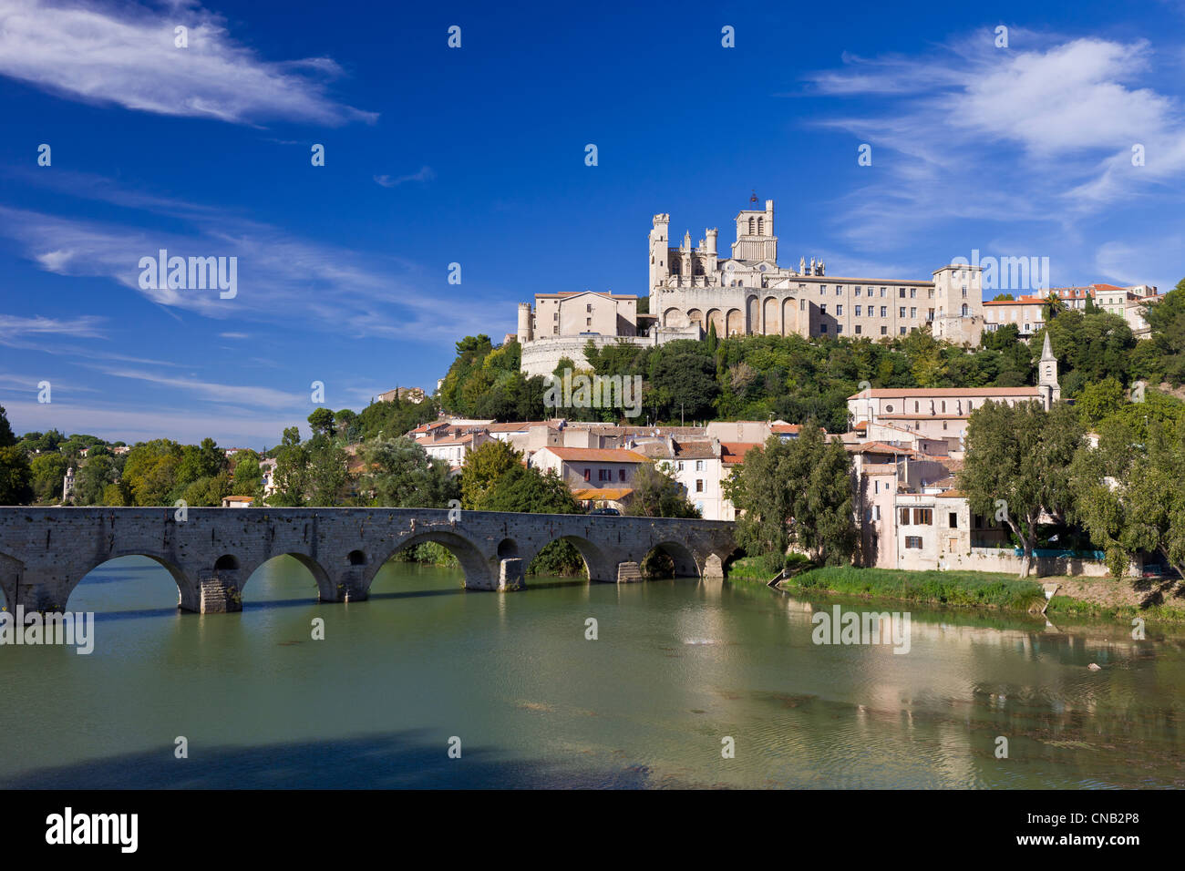 La France, l'Hérault, Béziers, la cathédrale St Nazaire et le Pont Vieux sur le fleuve Orb Banque D'Images