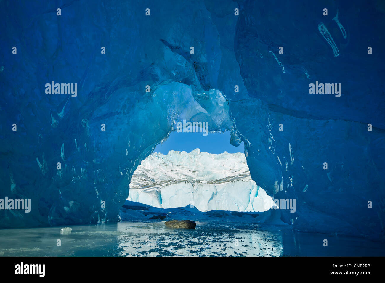 Vue depuis l'intérieur d'une grotte de glace d'un iceberg dans le lac gelé de Mendenhall, Juneau, Alaska du Sud-Est, l'hiver Banque D'Images