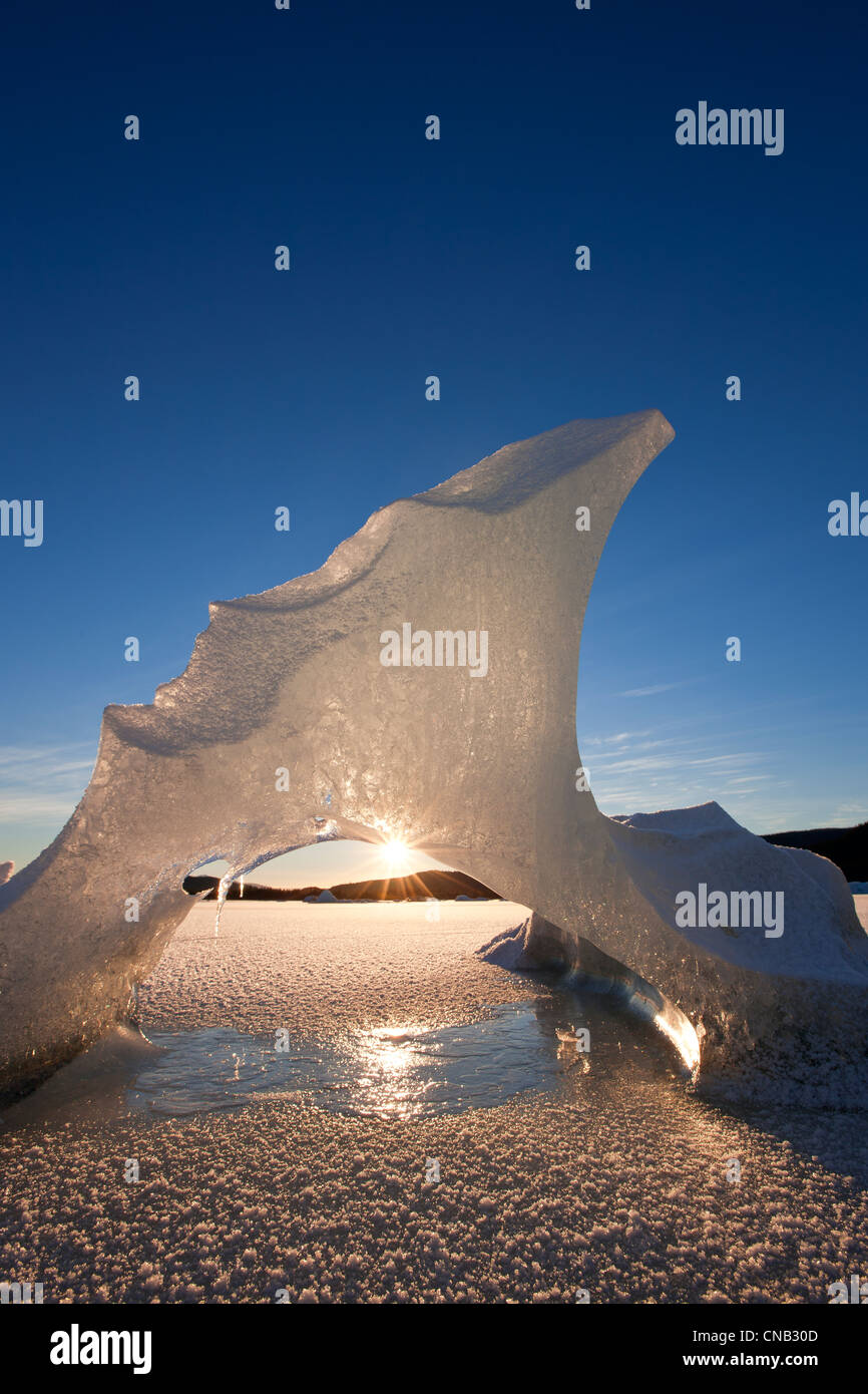 Voir d'icebergs dans le lac gelé formations Mendenhall avec sun peeking through, la Forêt Nationale Tongass, Alaska, Winter Banque D'Images