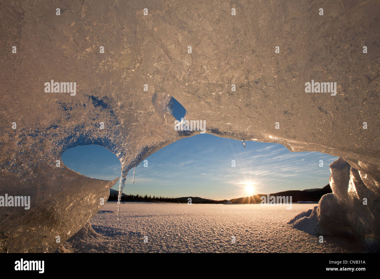 Close up d'icebergs dans le lac gelé formations Mendenhall avec sun peeking through, la Forêt Nationale Tongass, Alaska, Winter Banque D'Images