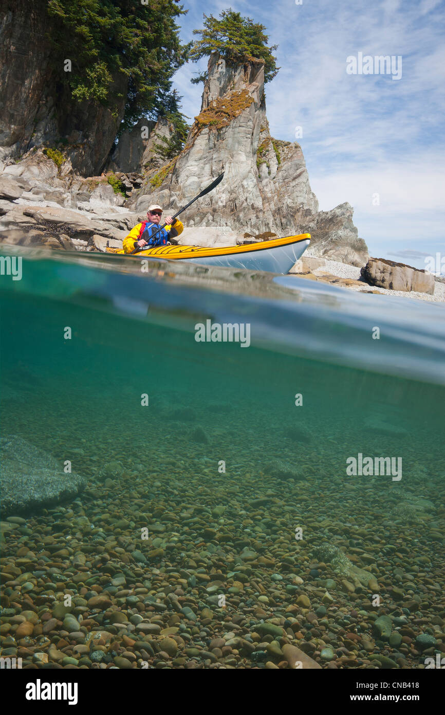 Un niveau de l'eau vue sur mer un canot kayak en eaux calmes le long d'un rivage près de Juneau, Alaska, Passage intérieur Banque D'Images