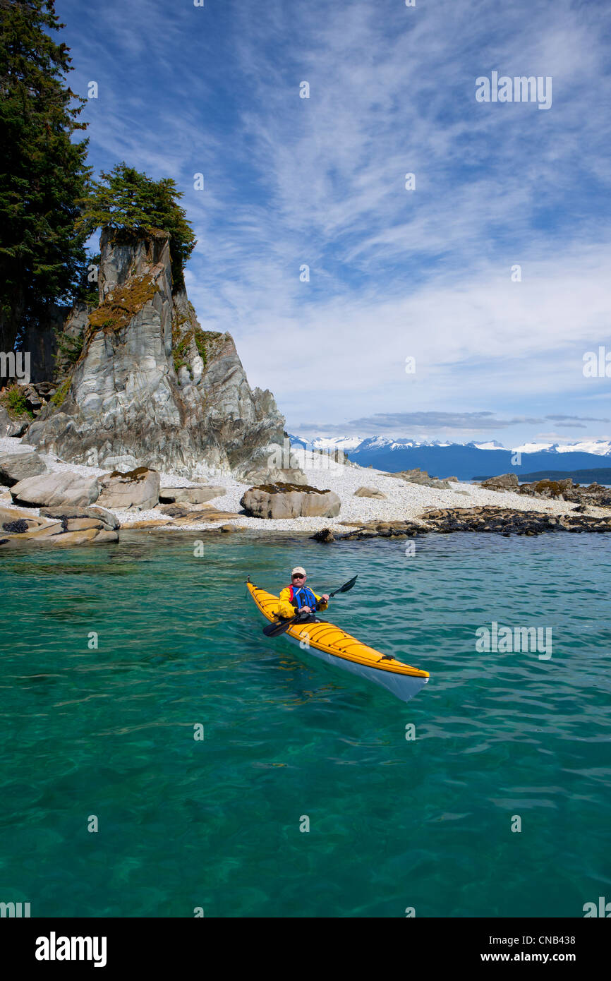 Un niveau de l'eau vue sur mer un canot kayak en eaux calmes le long d'un rivage près de Juneau, Alaska, Passage intérieur Banque D'Images