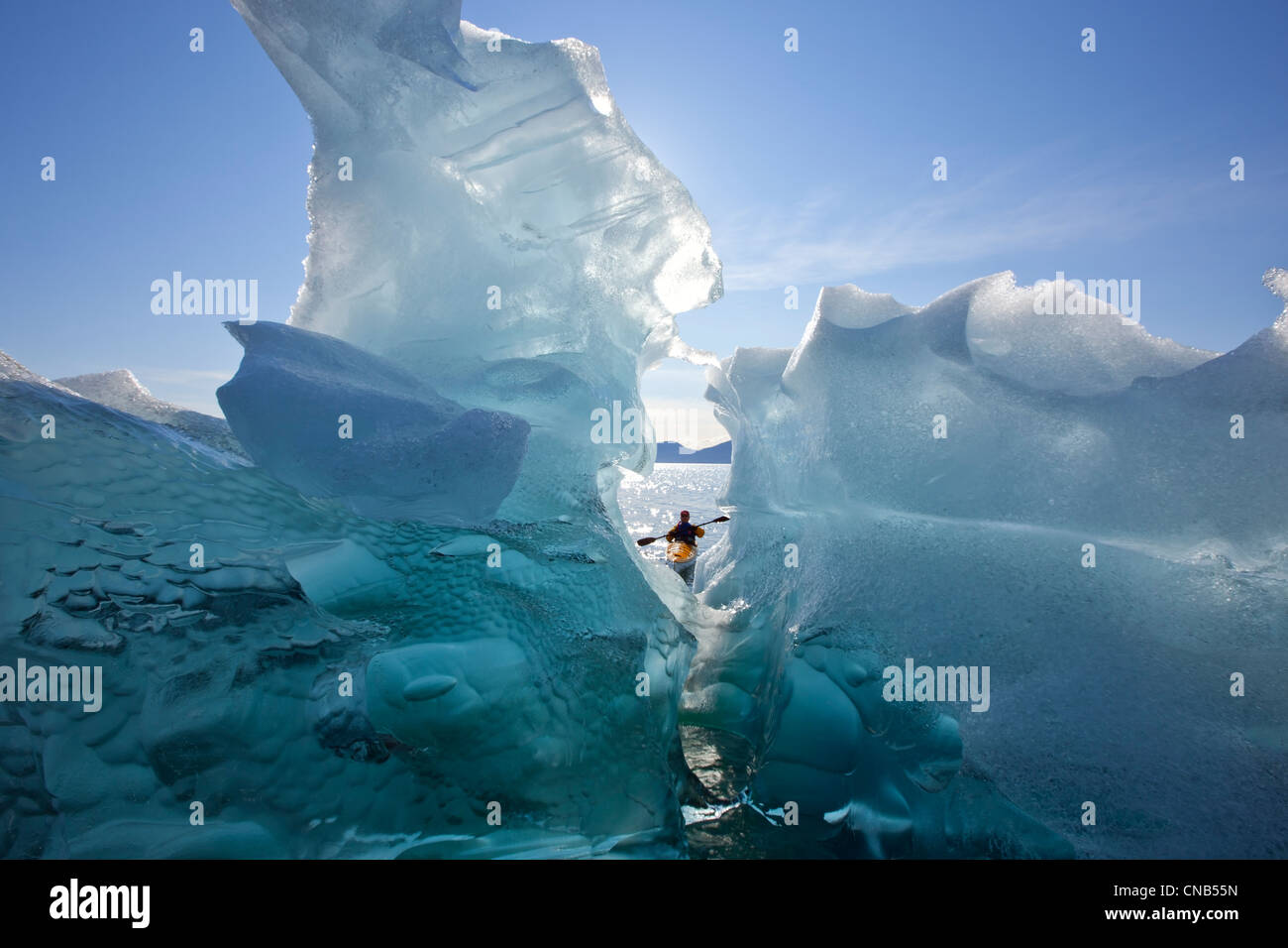 Kayakiste de mer vues grand icebergs dans Passage Stephens, Tracy Arm-Fords la terreur désert, le passage de l'Intérieur, de l'Alaska Banque D'Images
