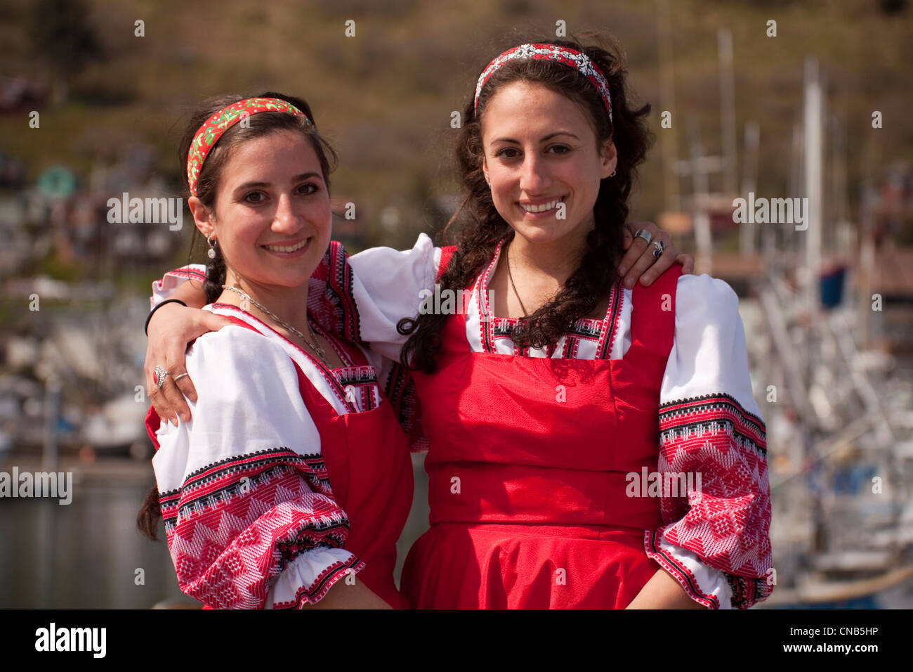 Portrait de soeurs en costume avant d'exécuter la danse ethnique au cours du Festival du Crabe annuel, l'île Kodiak, Alaska, sud-ouest Banque D'Images
