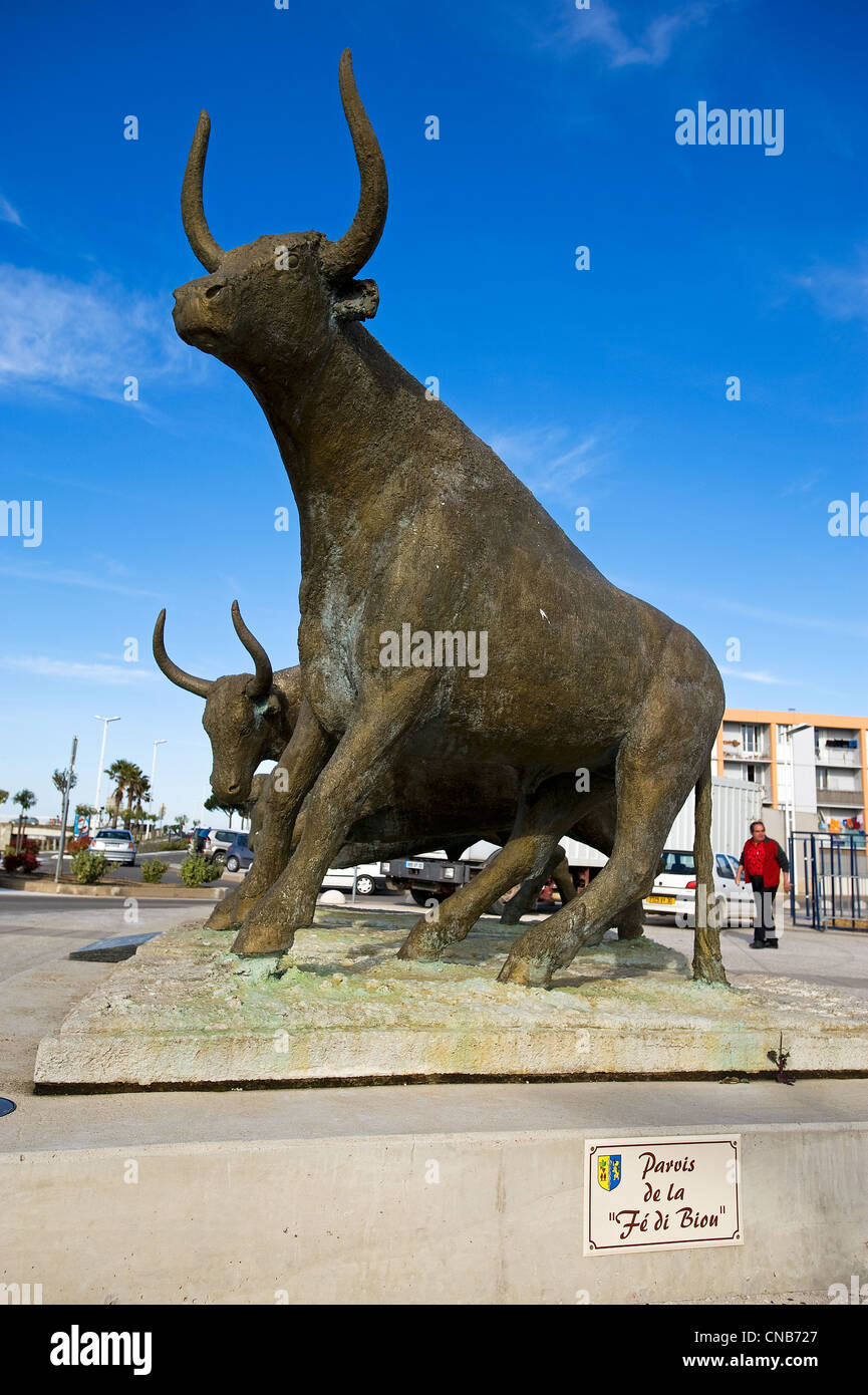La France, Gard, Camargue, Le Grau du Roi, de la statue de taureaux de Camargue en face de l'arène Banque D'Images